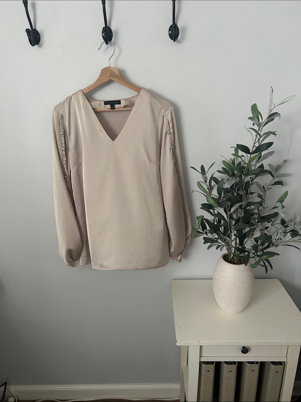 Banana Republic Beige V-Neck Long Sleeve Blouse